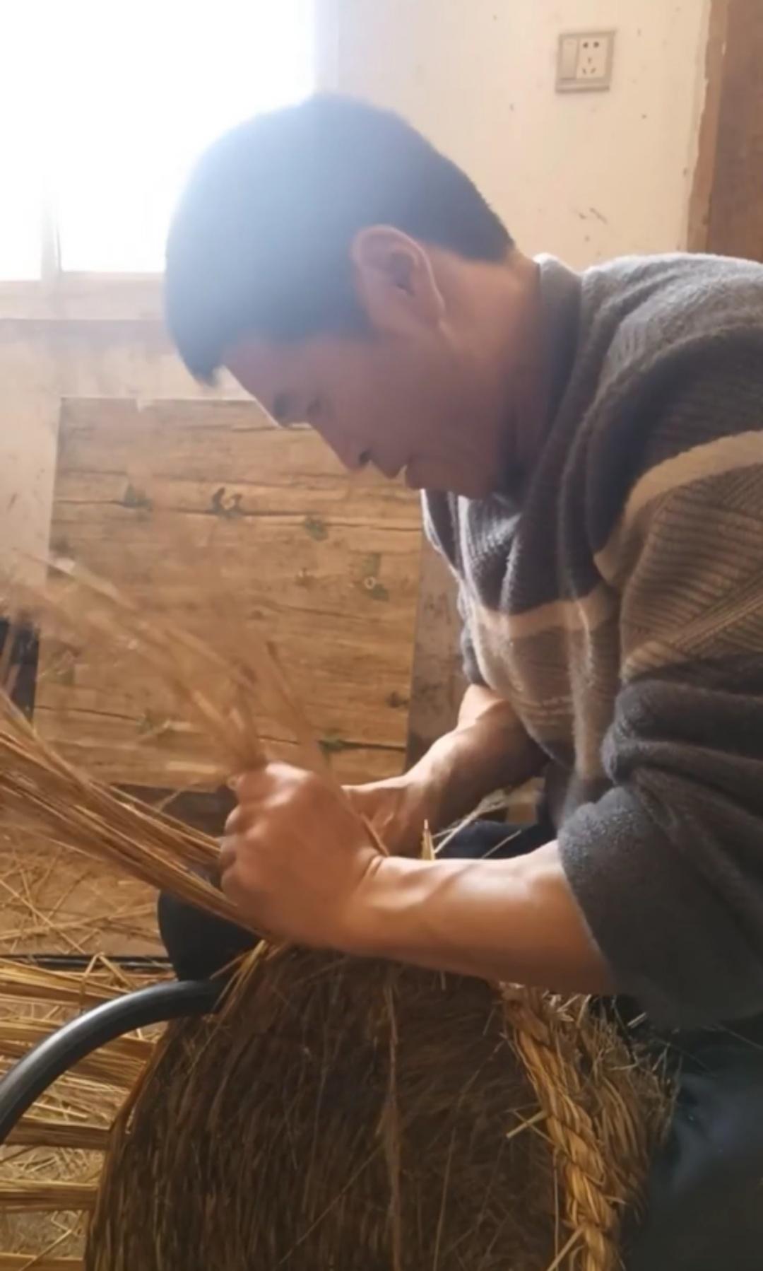 大伯哥心灵手巧经常用废旧稻草编一些筐子送给邻居