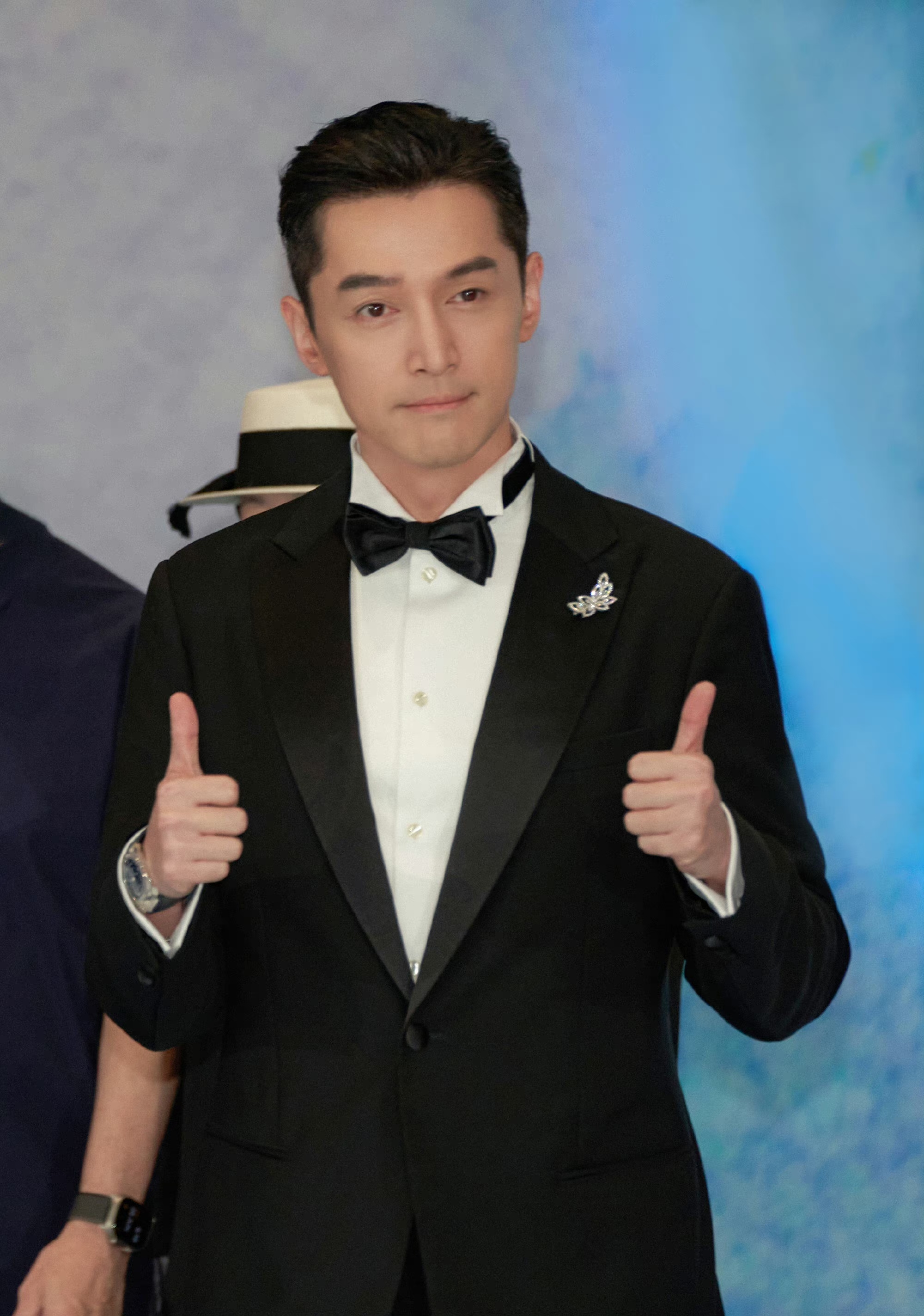 胡歌工作室发白玉兰最佳男主角领奖照,一身黑西装的宝总太帅了!