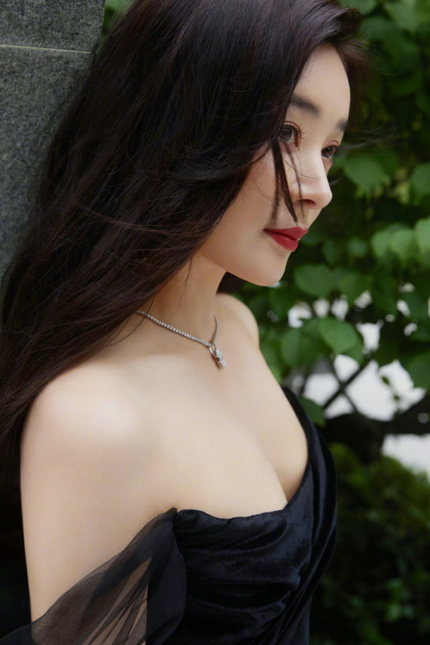 迷人风采:袁姗姗演绎一字肩高开叉礼服,大波浪卷发披肩散发温婉气质