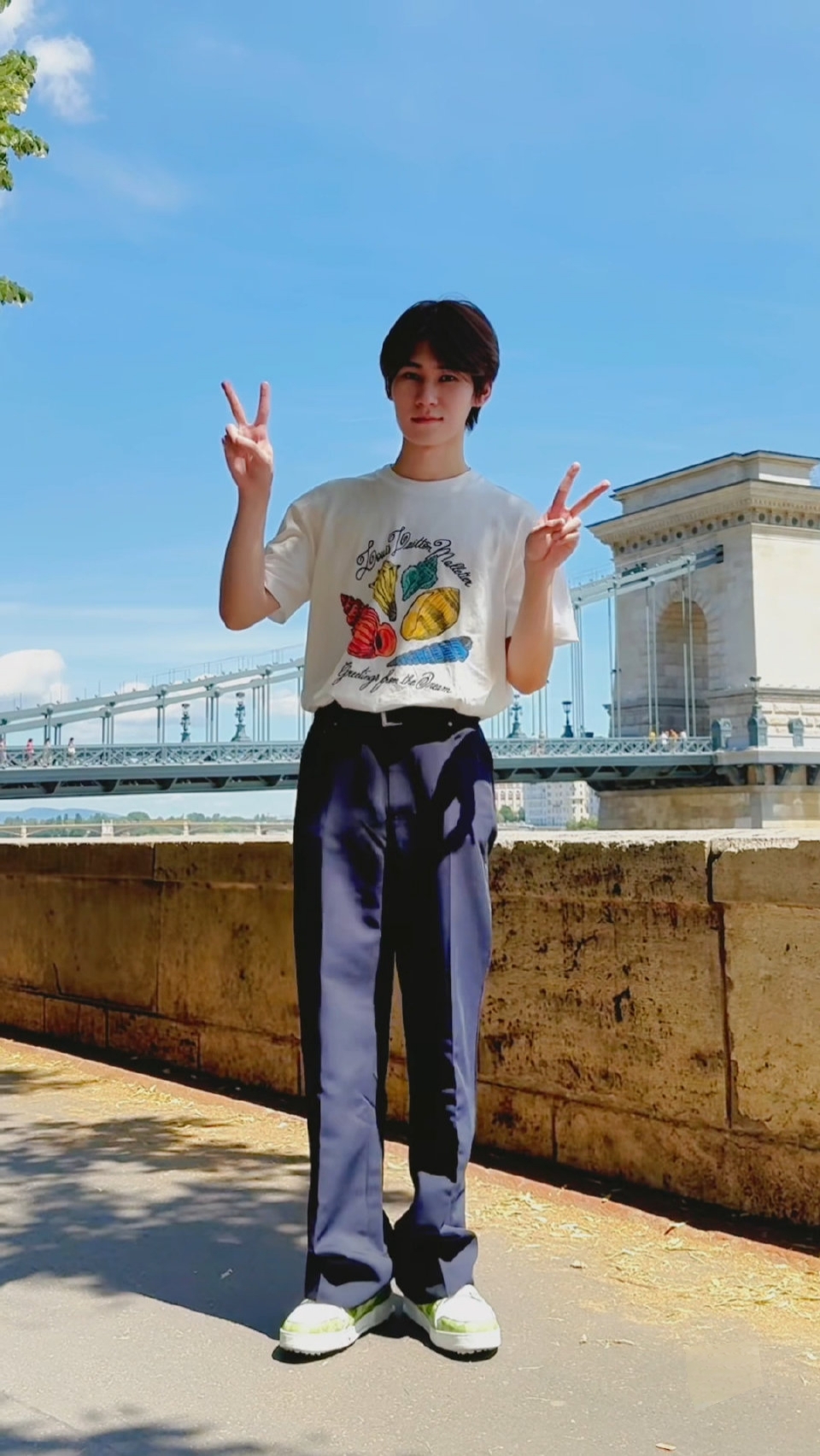 沙溢还牵着他逛,像极了牵 沙家吉鱼兄弟 #张真源# #时代少年团张真 