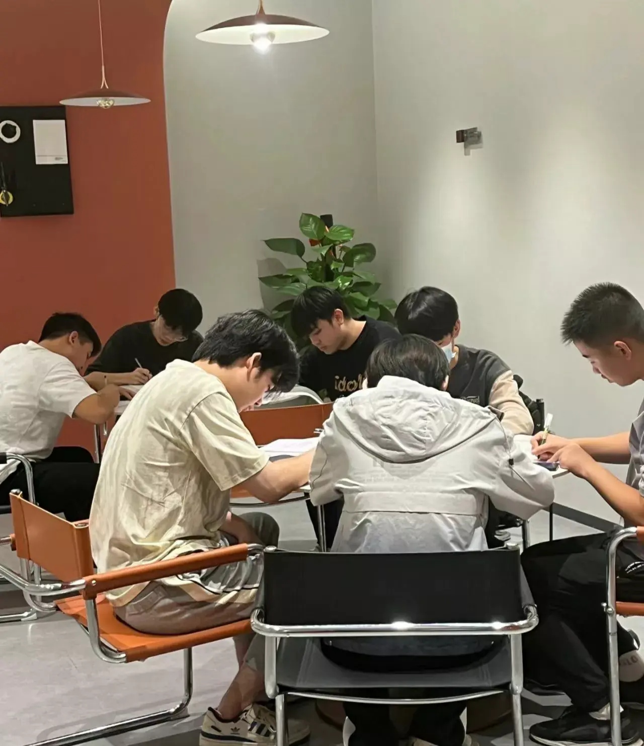 我哥哥去面试,主考官问:昨天5号,今天6号,明天是几号?我哥哥回答:7号.