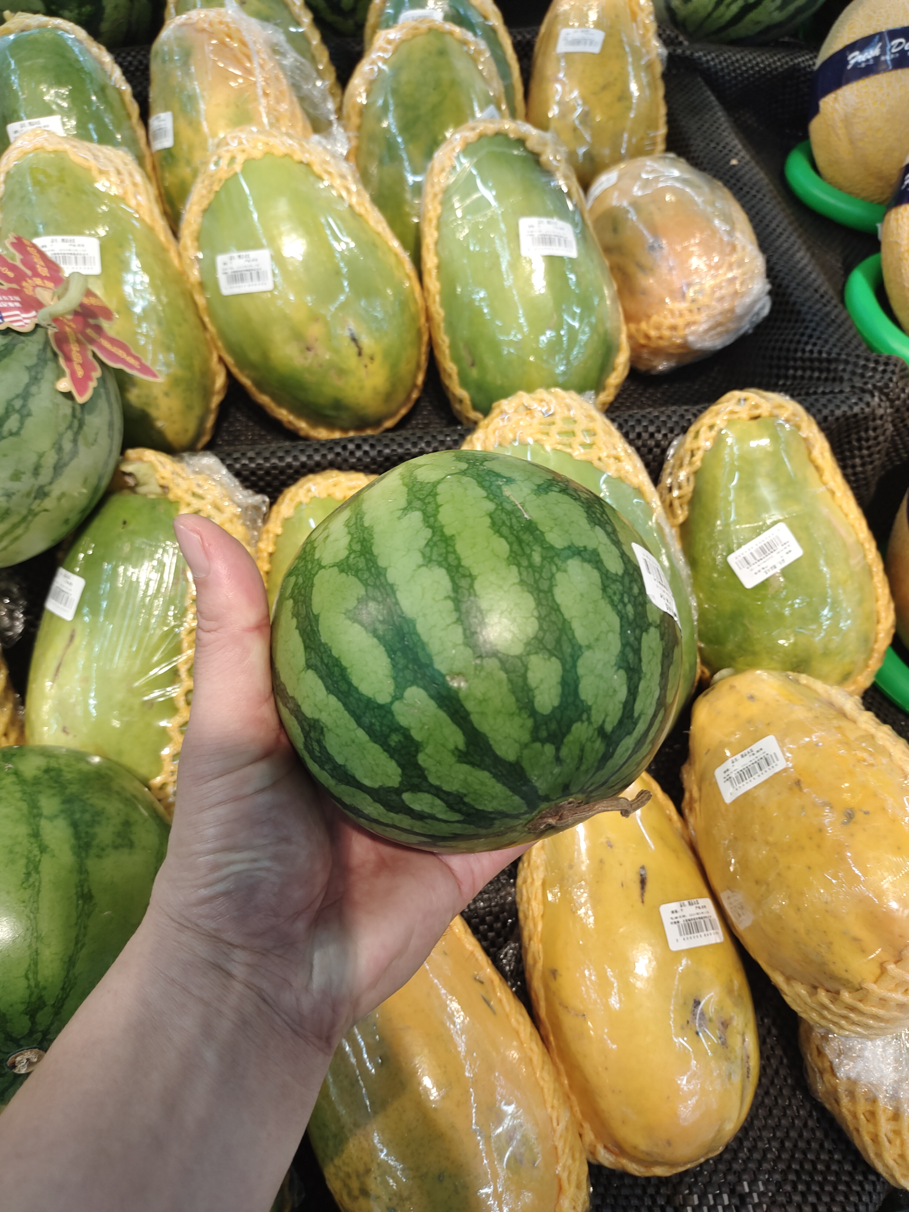 这种西瓜很贵,大概十几块一斤,但完全不好吃