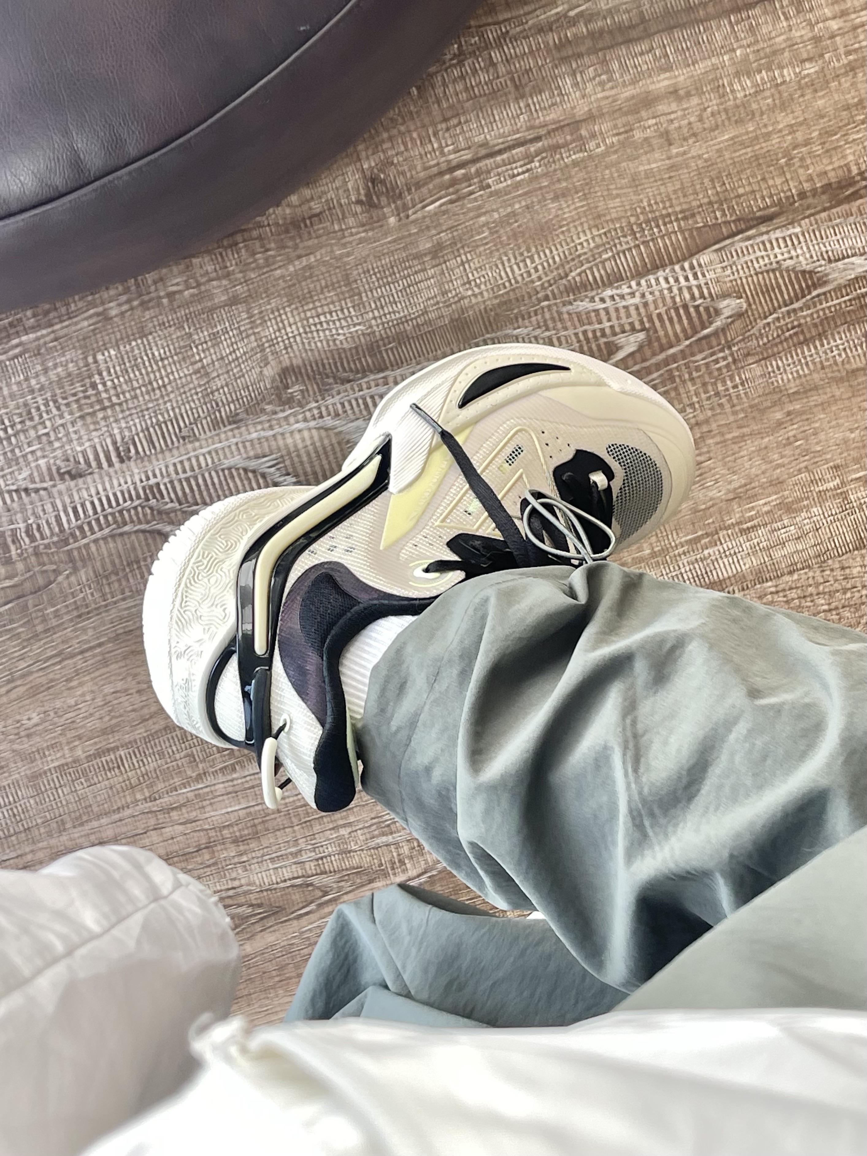 夜炼配色 豆卡其与黑色双色拼接 帅气又干练 作为一个普通的篮球爱好