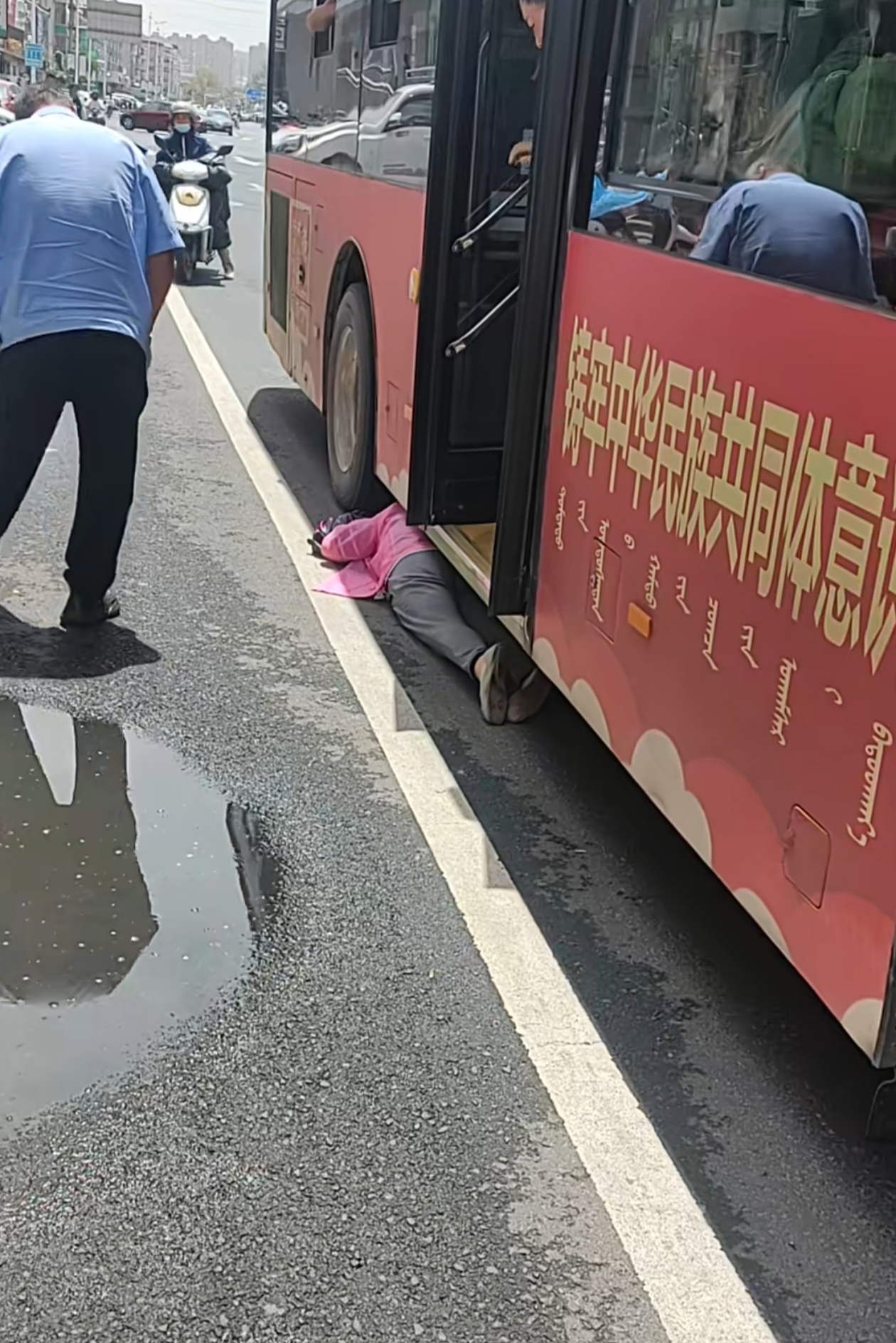 看到一网友说公交车来了,就在大家都已经上车后,有个大妈突然趴在地上