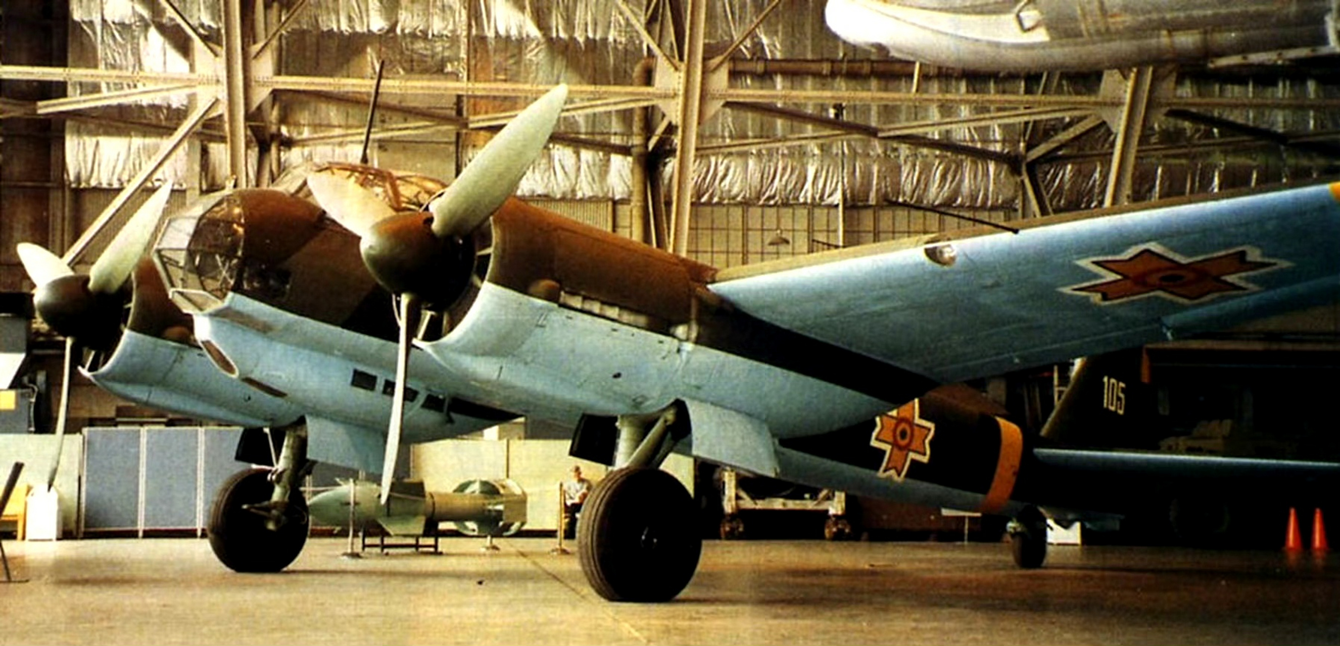 战机欣赏:二战德国空军装备的ju-88轰炸机,该机由容克研制,可以执行