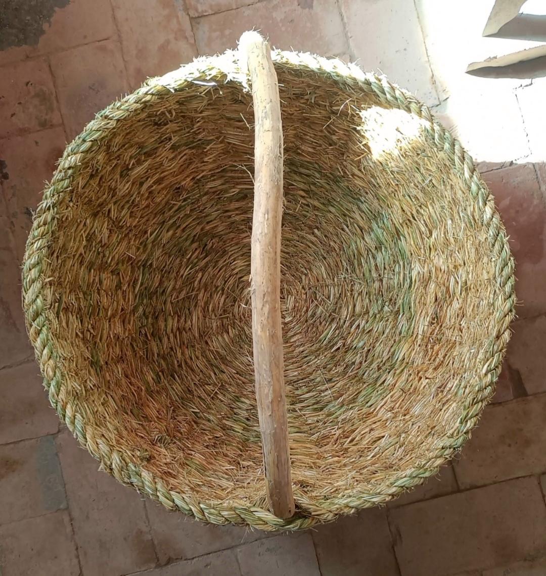 这些漂亮的筐子,居然是用稻草编出来的.