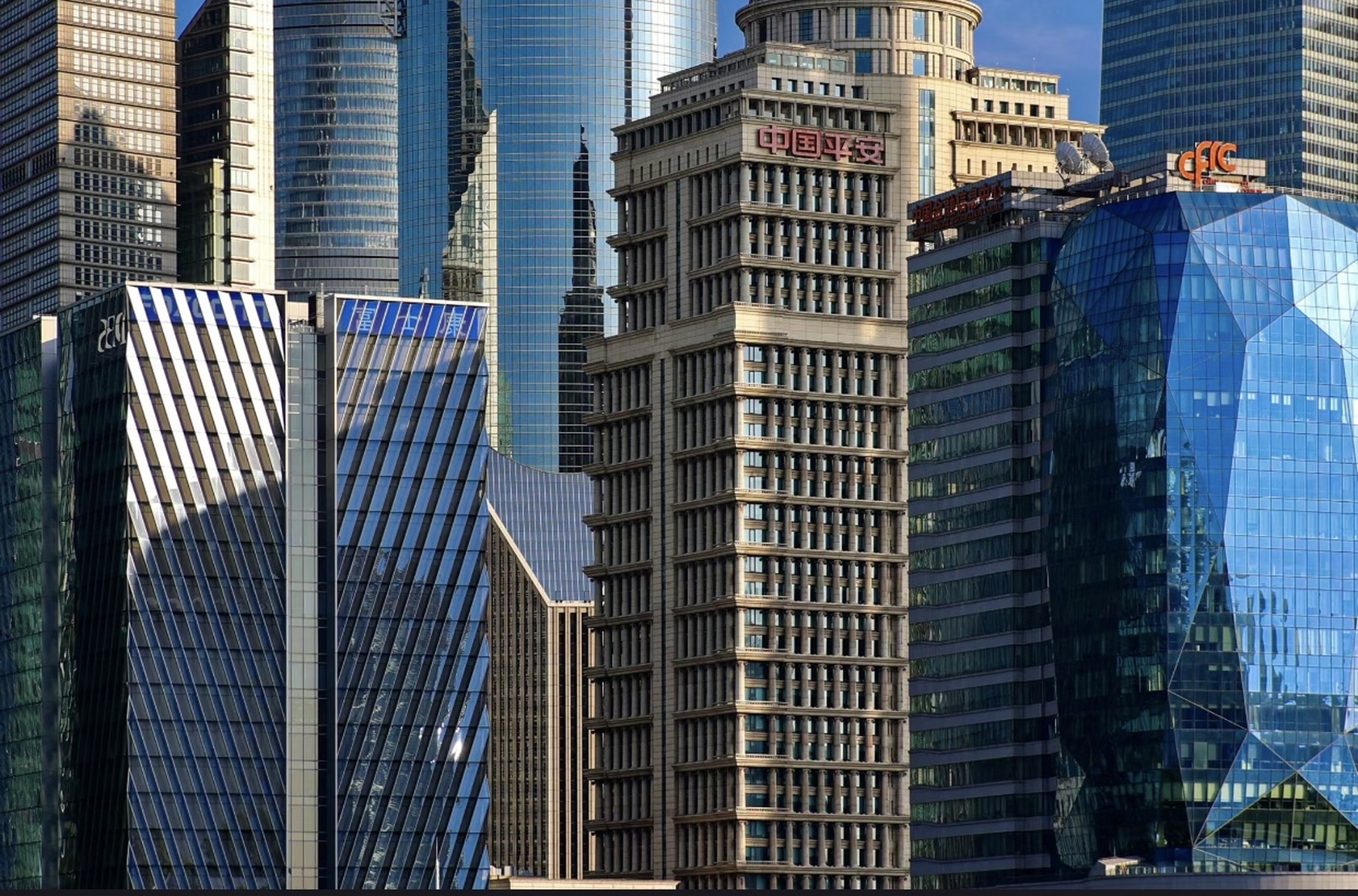 上海陆家嘴带给我的震撼远超香港中环,这里的震撼是指第一次见到这两