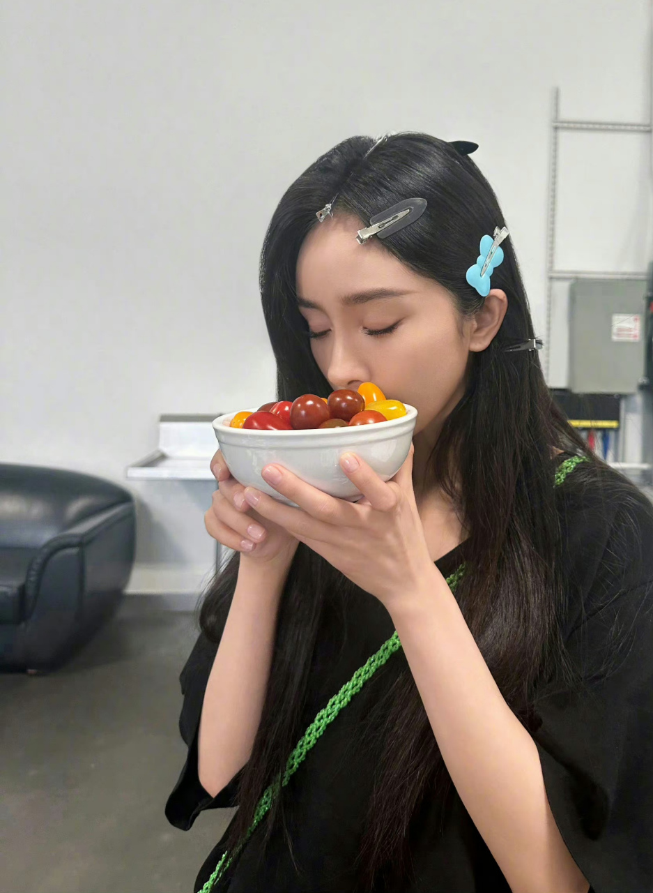 杨幂的指甲都好干净 好漂亮啊[大笑][大笑] 喜欢