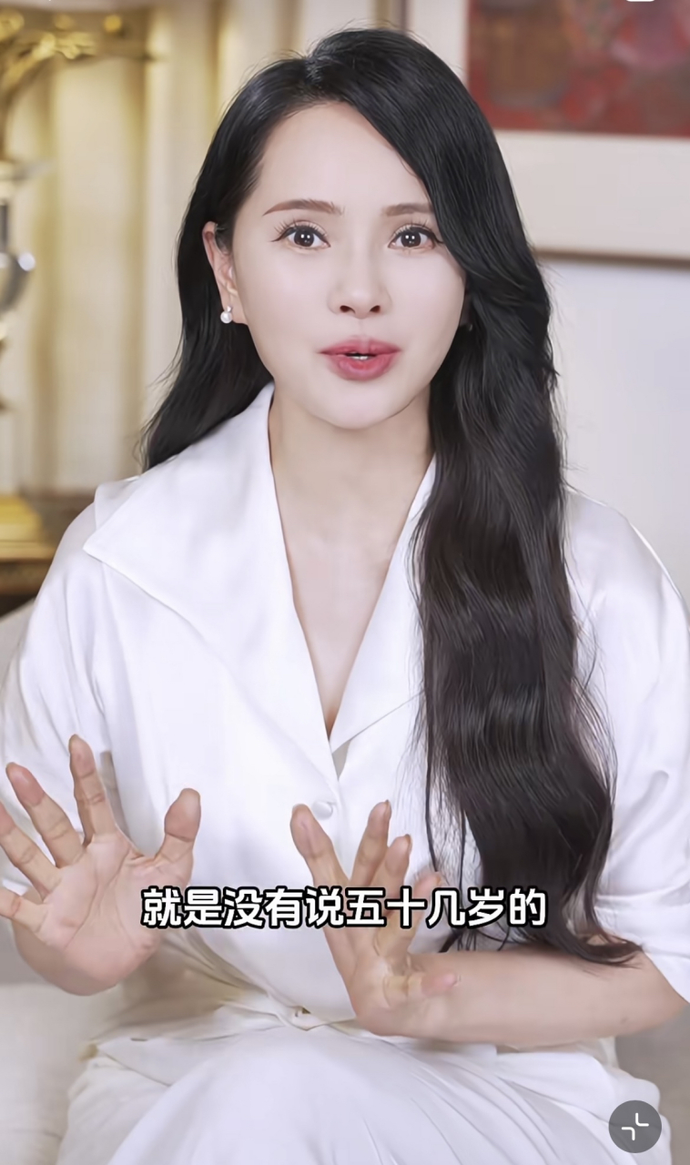 去参加女儿的家长会,小米粒的同学都不相信伊能静有50多岁了,这大概就