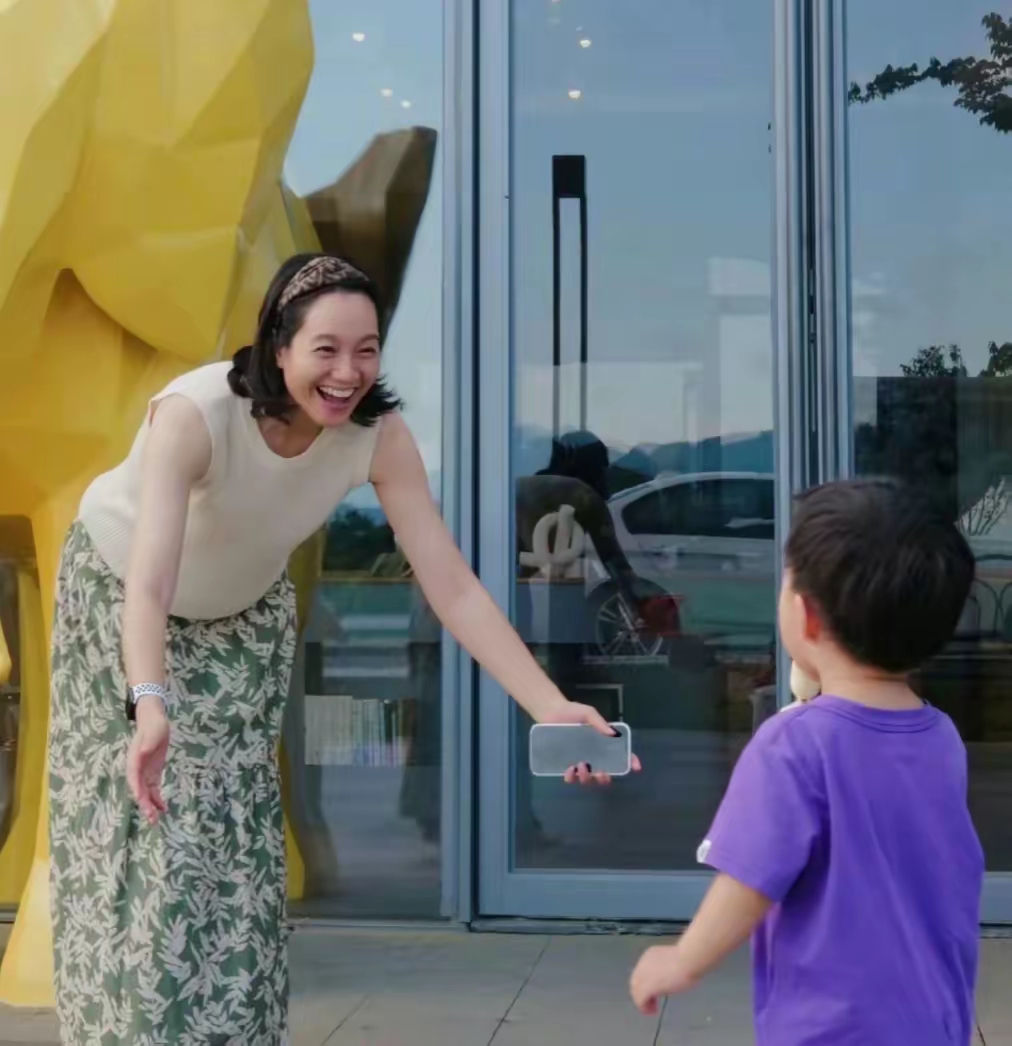 有网友偶遇朱丹周一围,夫妻俩在陪女儿参加小学入学测试!