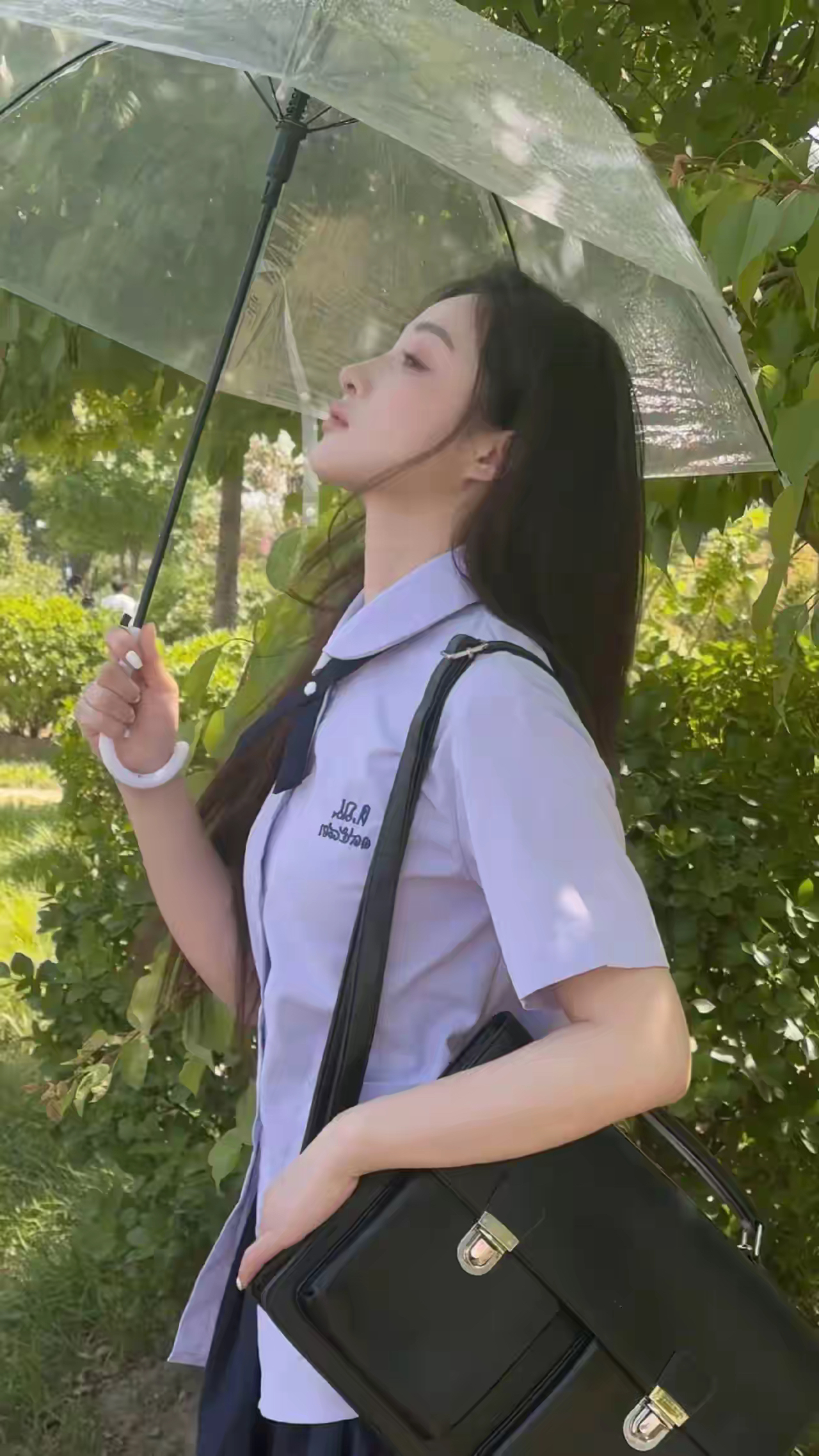 她的笑容总是那么淡然,仿佛春风拂面,带给人无尽的温暖.