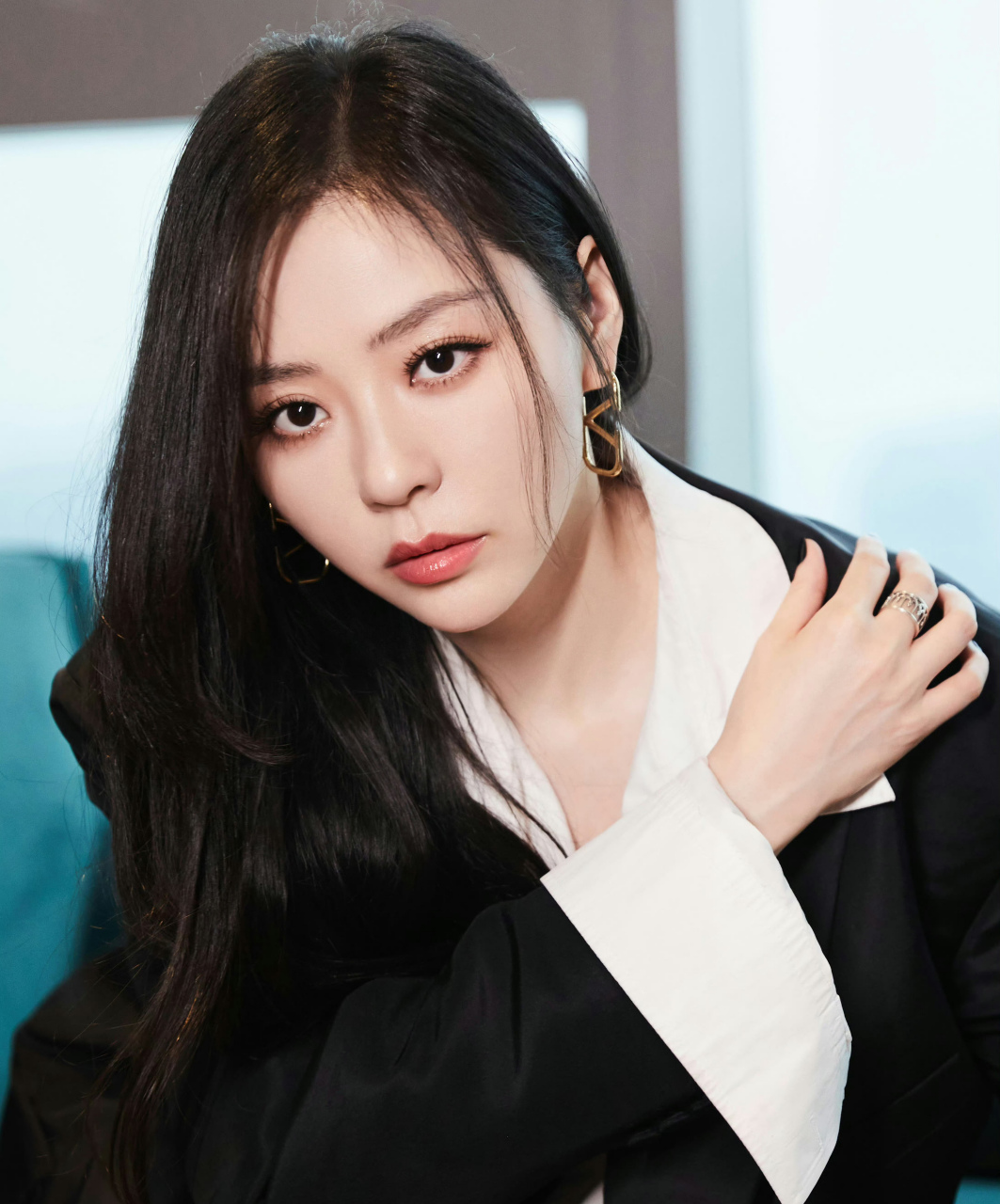 张靓颖,黑西服搭配短裙,高跟鞋性感又优雅!