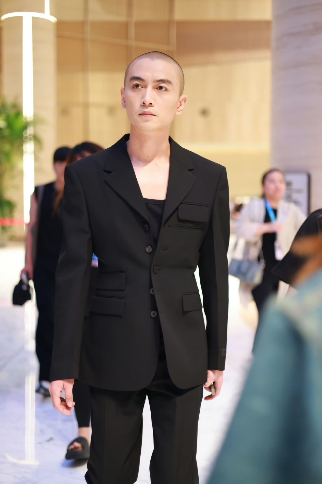 内娱光头界的新星,闪耀全场!这种衣服,不穿内搭更时尚#动态连更挑战