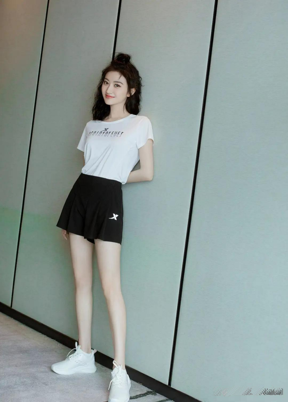 景甜穿上运动服,看起来既年轻又漂亮气质也很棒