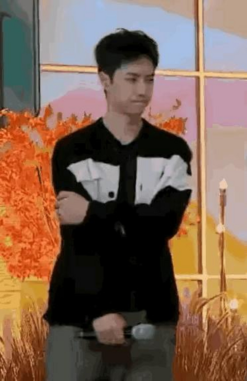 王一博那会儿胃疼得厉害,但他还硬撑着录节目,怕影响效果还躲着镜头.