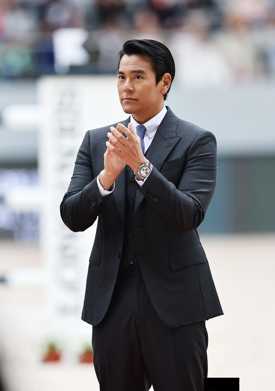 42岁彭于晏出席上海环球马术冠军赛,皮肤黑了点,但还是帅的.