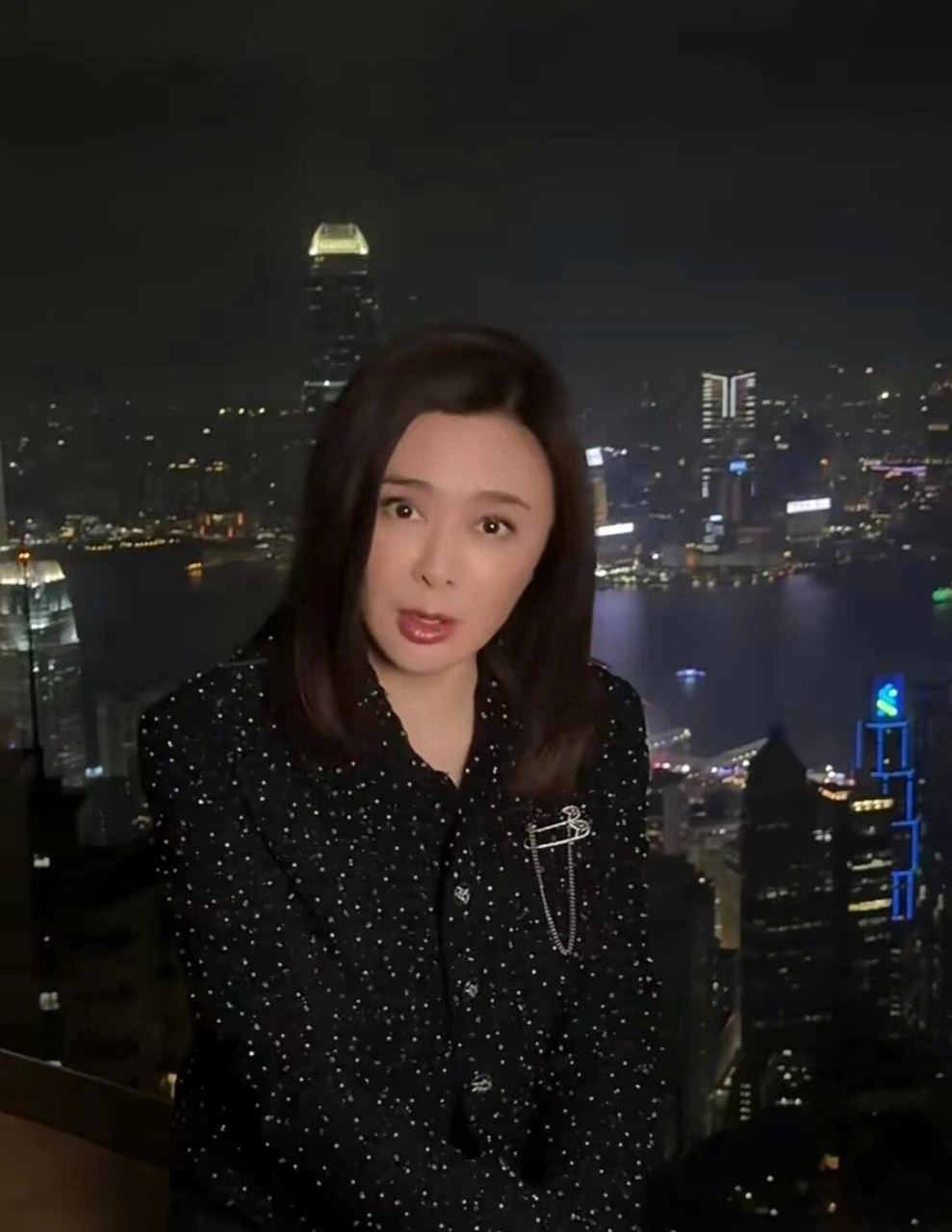 钟镇涛庆祝71岁生日,关之琳也来了.是怎么保养的.