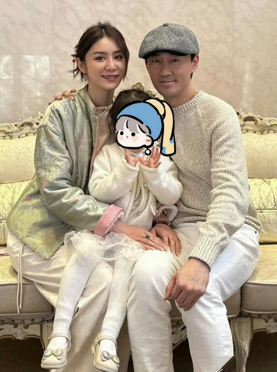 林峯老婆张馨月晒旅行照,无名指大钻戒抢镜,3岁女儿和林峯长得好像!