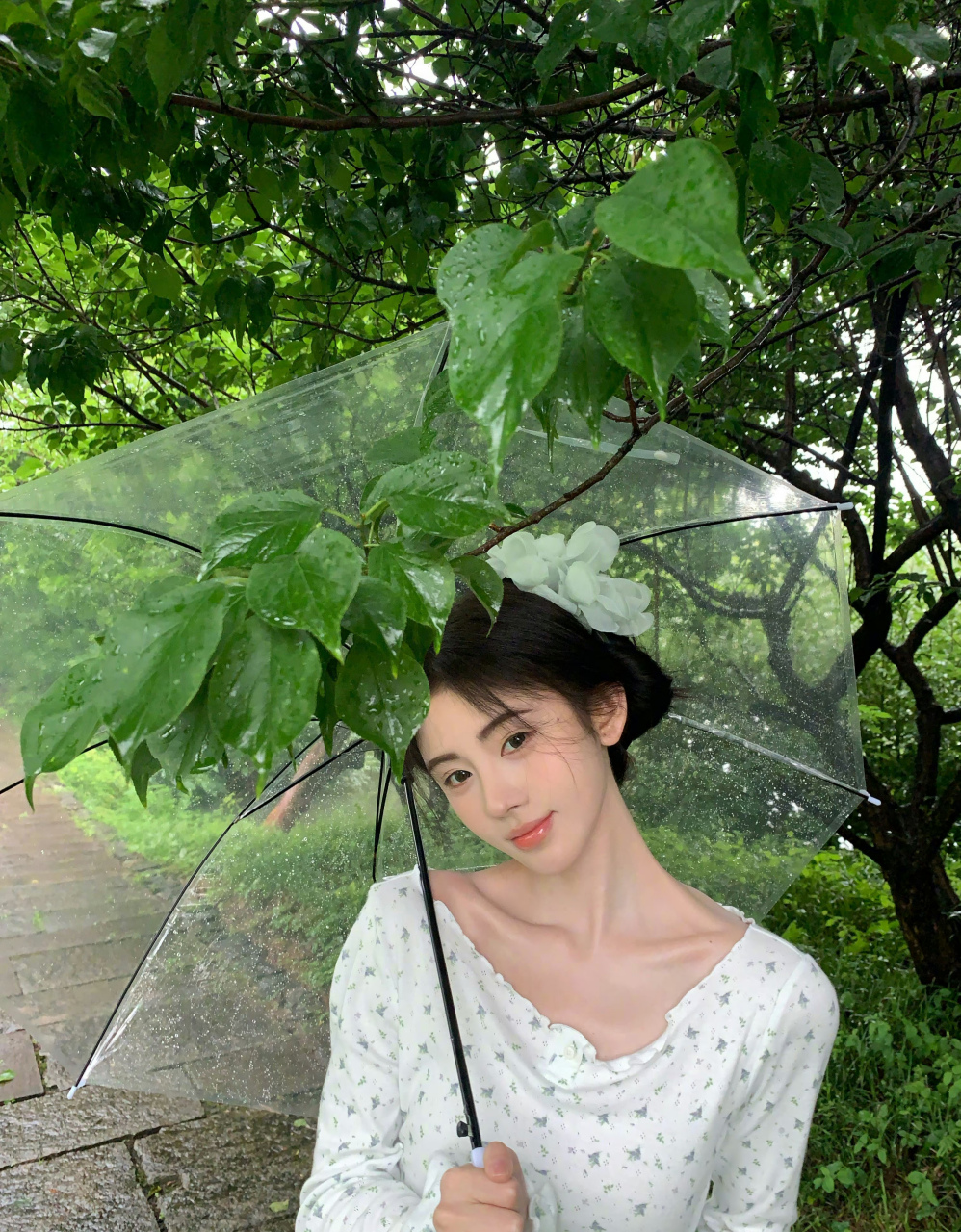 鞠婧祎,白色碎花长袖,撑个透明雨伞,小清新!