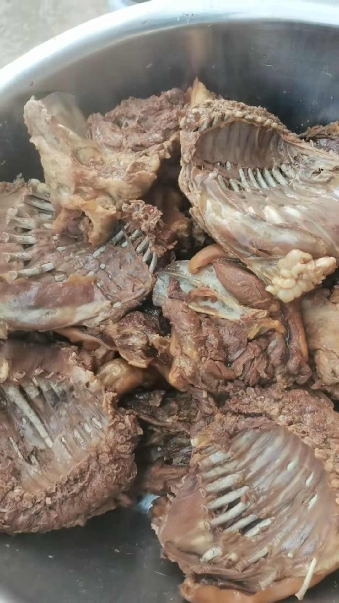 新鲜出锅的排骨肉,骨肉分离,肉质鲜嫩,有嚼劲儿,香