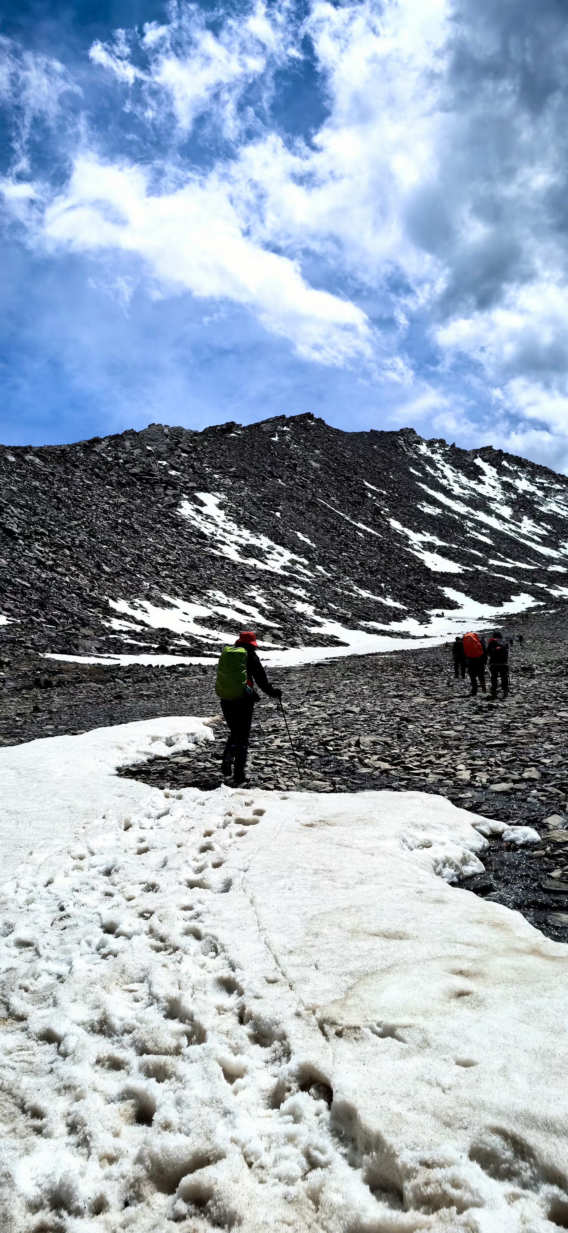 琼库什台营地到库诺萨伊营地,今天最艰难的是翻越琼达板,碎石路与雪山
