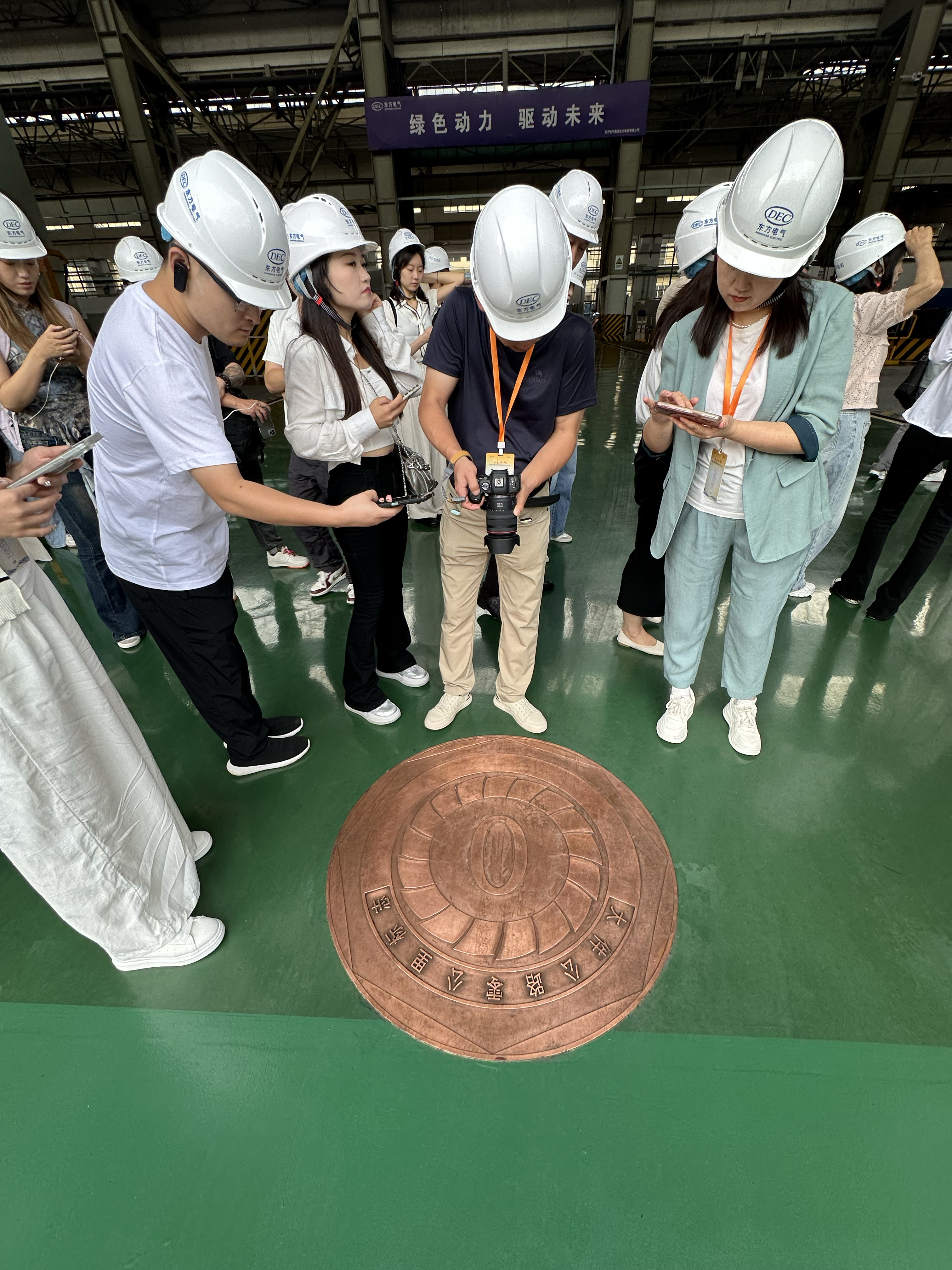 前些天我才去了重庆朝天门的重庆公路零公里标志处