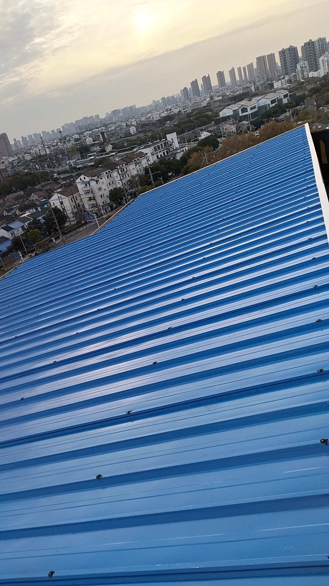 平房顶上加一层彩钢瓦