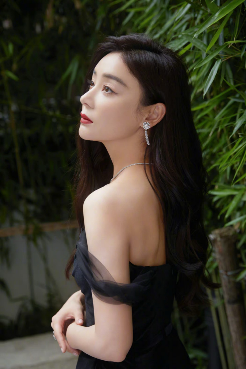 迷人风采:袁姗姗演绎一字肩高开叉礼服,大波浪卷发披肩散发温婉气质