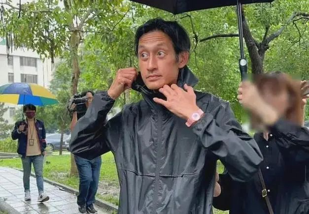 太揪心!失踪男星唐志平被找到,赤裸上身,见人就跑,拒绝交流!