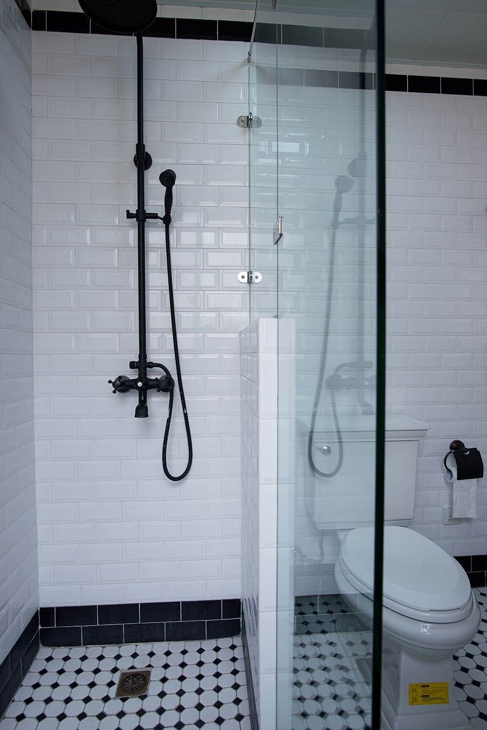 淋浴房别光想着装啥花洒,靠墙打个水泥墩子,坐着洗澡更爽