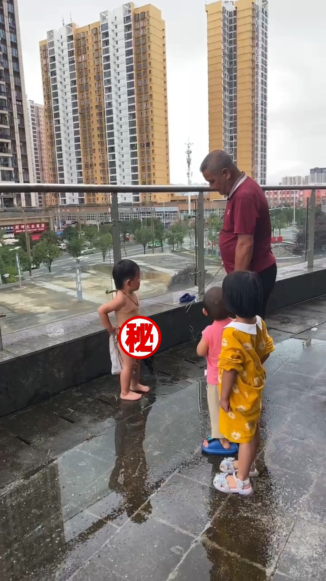 你们说这到底该不该打,爷爷今天也是气美了,这么冷的天小胖子脱光衣服