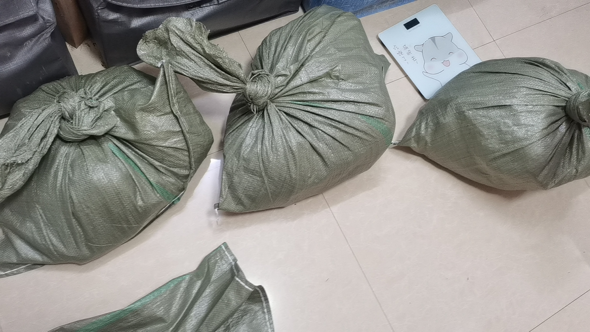 出了三大麻袋衣服,六五式和七四式的都有.