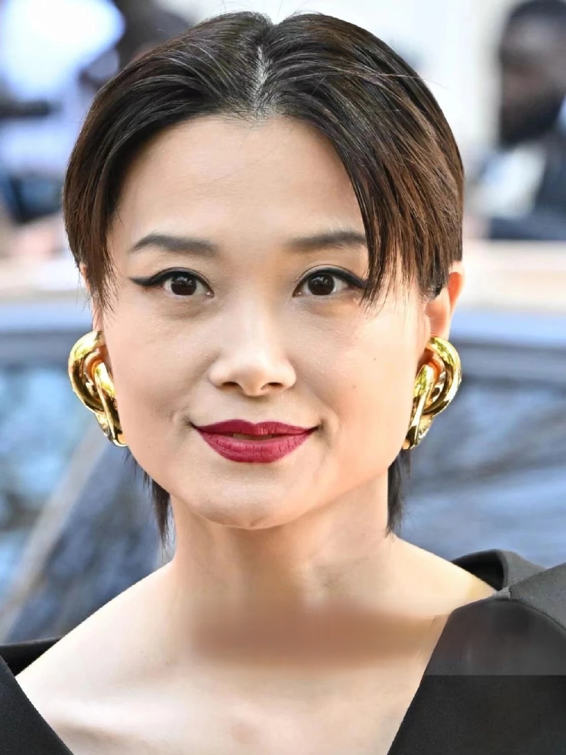 41岁李宇春,大脸果然抗衰,最近一袭黑色高定礼裙惊艳巴黎时装周,即使