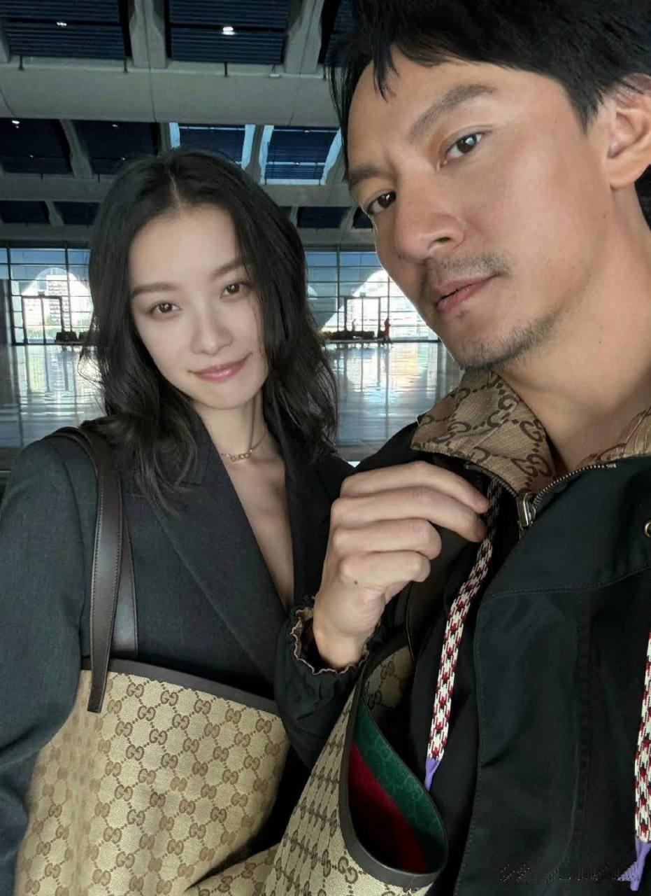 张震和倪妮自了个拍