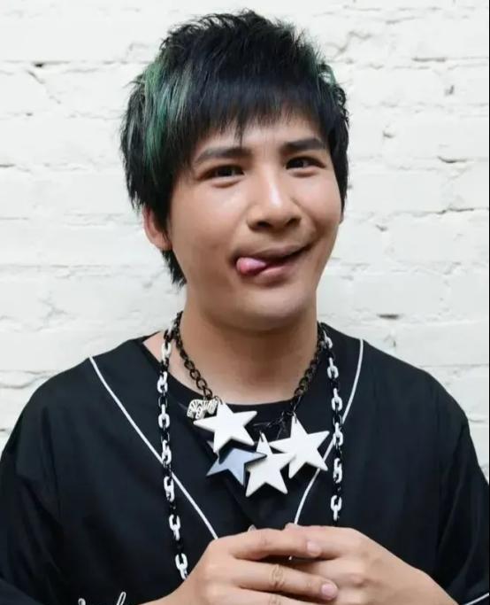 "大张伟哈哈一笑说"化妆后像张曼如,不化妆像姜昆.