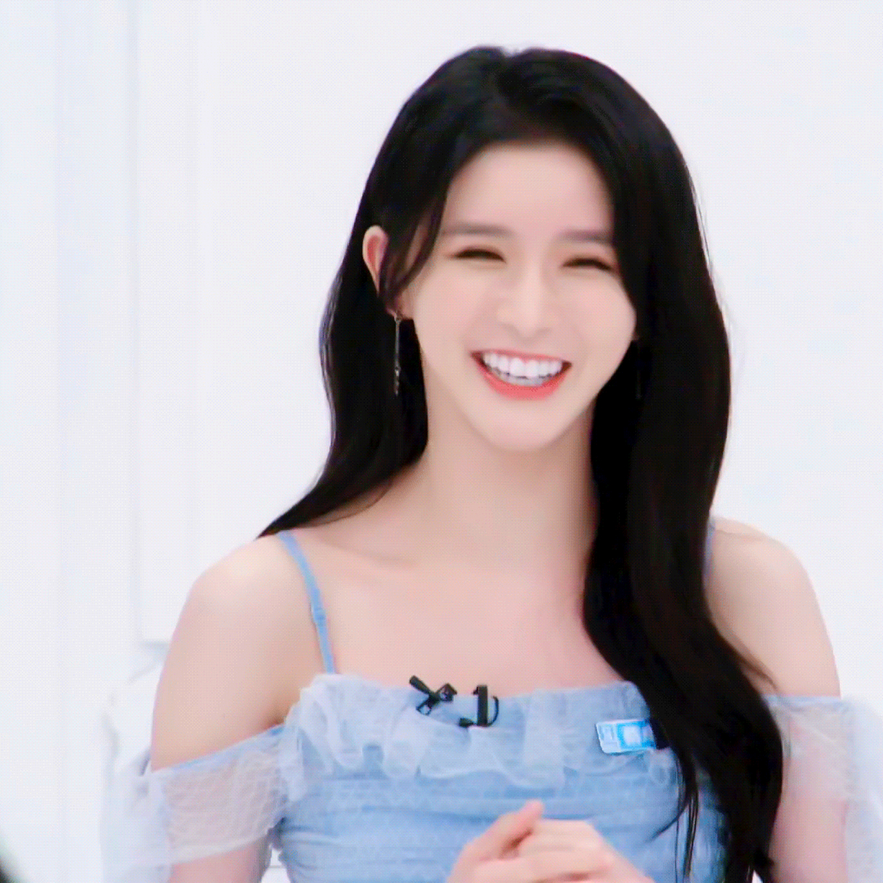 这种笑起来甜甜的,眼睛弯弯的女星确实很招男人喜欢.