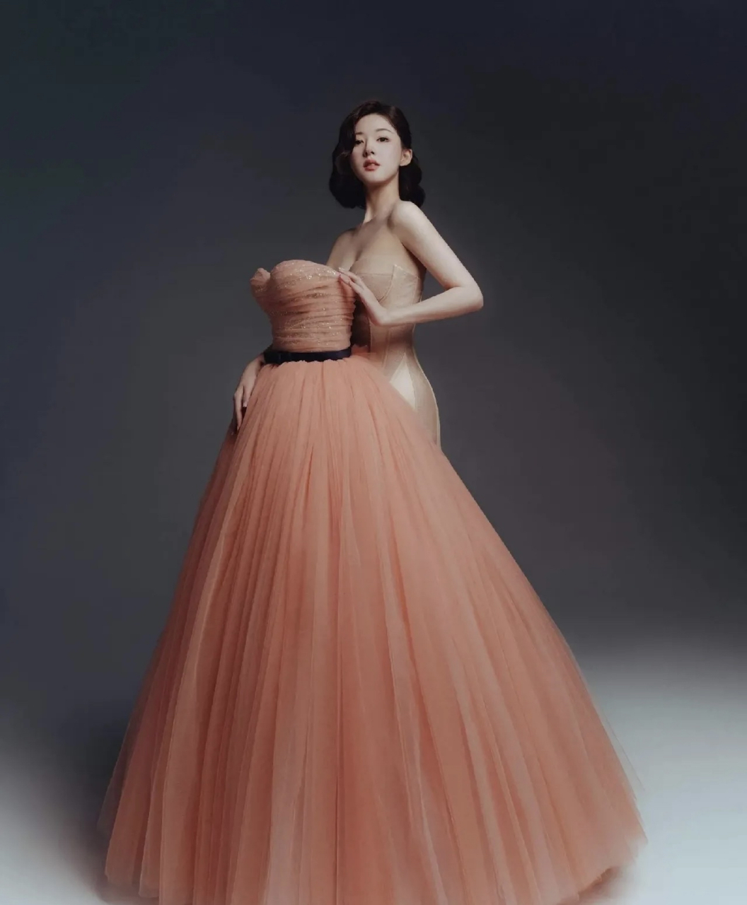 赵露思这件礼服不一般,是一件很火的错位婚纱裙.