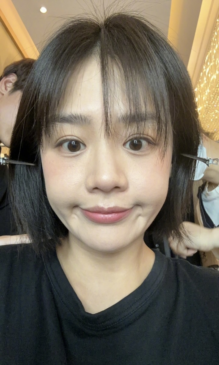 马思纯晒自拍照,真的很像海绵宝宝诶.