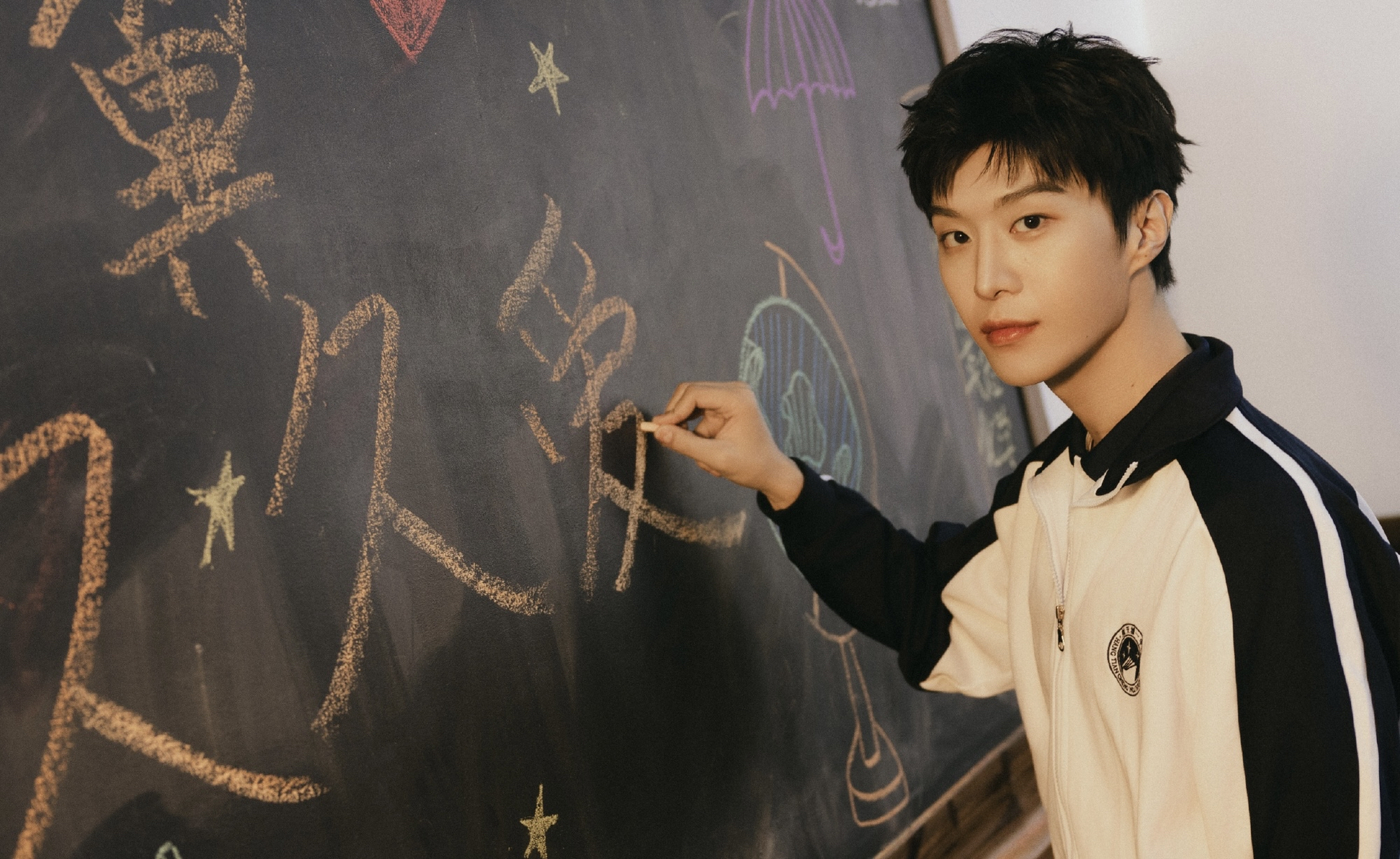 范丞丞和校服的适配度真高,妥妥的青春美少年.