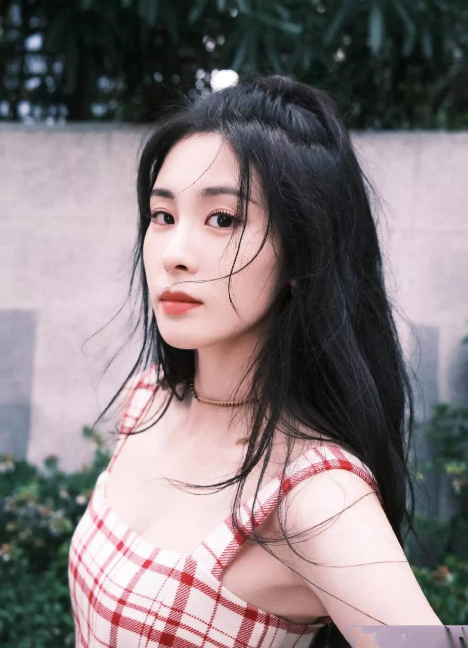 张碧晨高马尾披肩造型