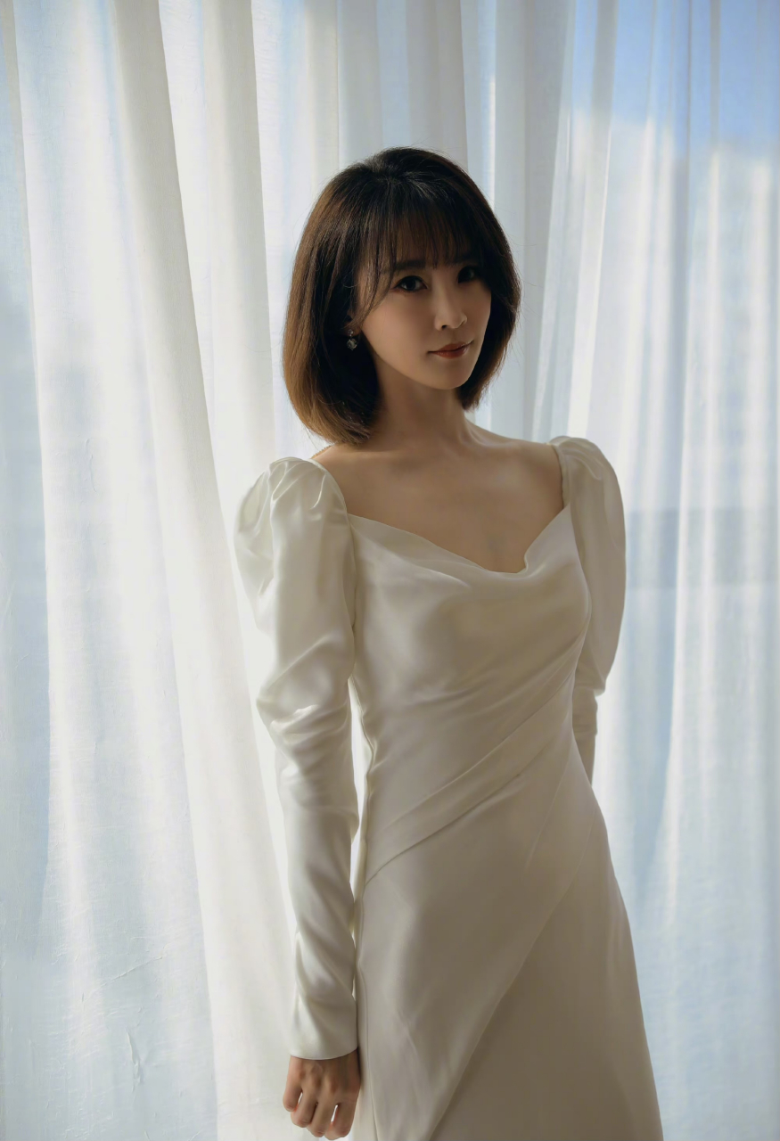 谢楠留中短发后,不单气质变好了,整个人都变得好温柔,贤妻良母啊.