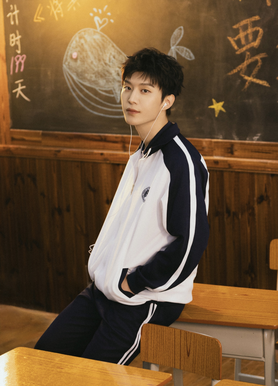 范丞丞和校服的适配度真高,妥妥的青春美少年.