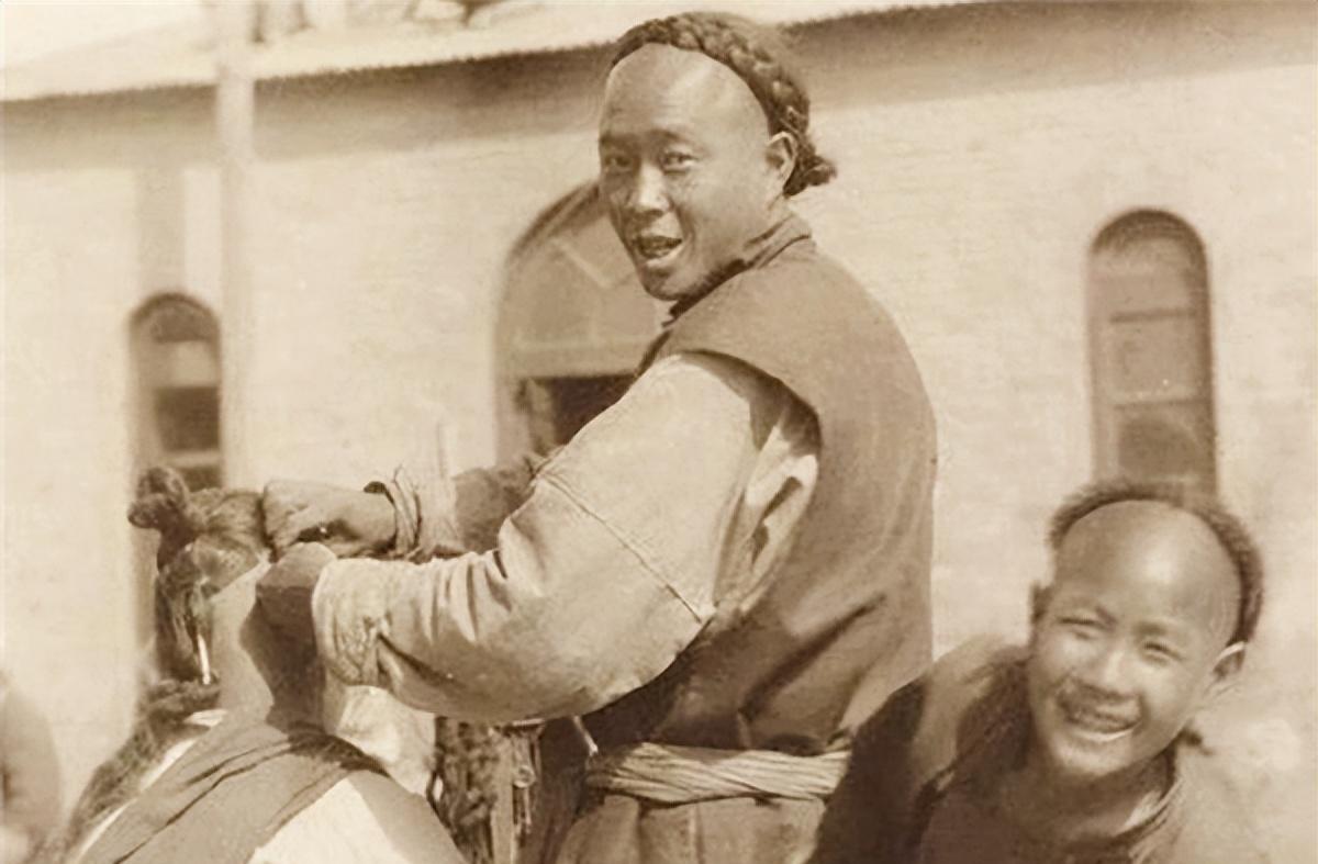 英国的一位美女回忆想吐,吃饭难以下咽 清朝的辫子有多脏?