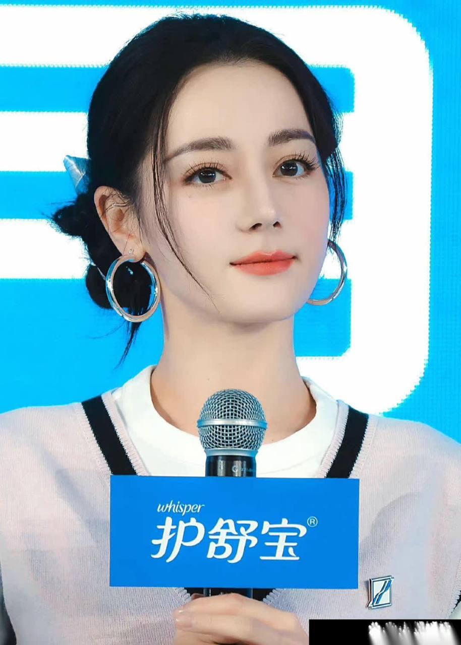 迪丽热巴双丸子头