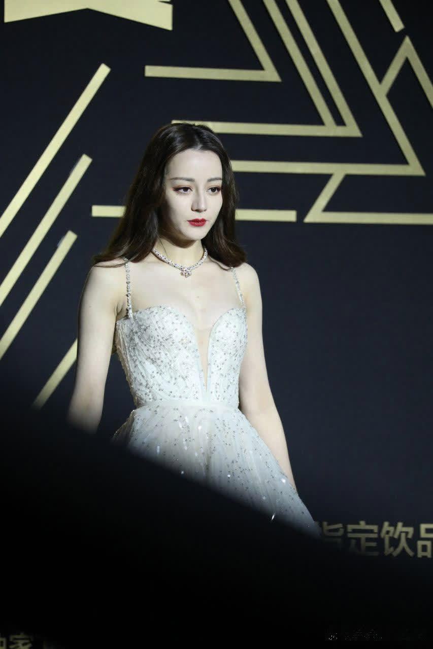 迪丽热巴 透视低胸抹胸裙造型