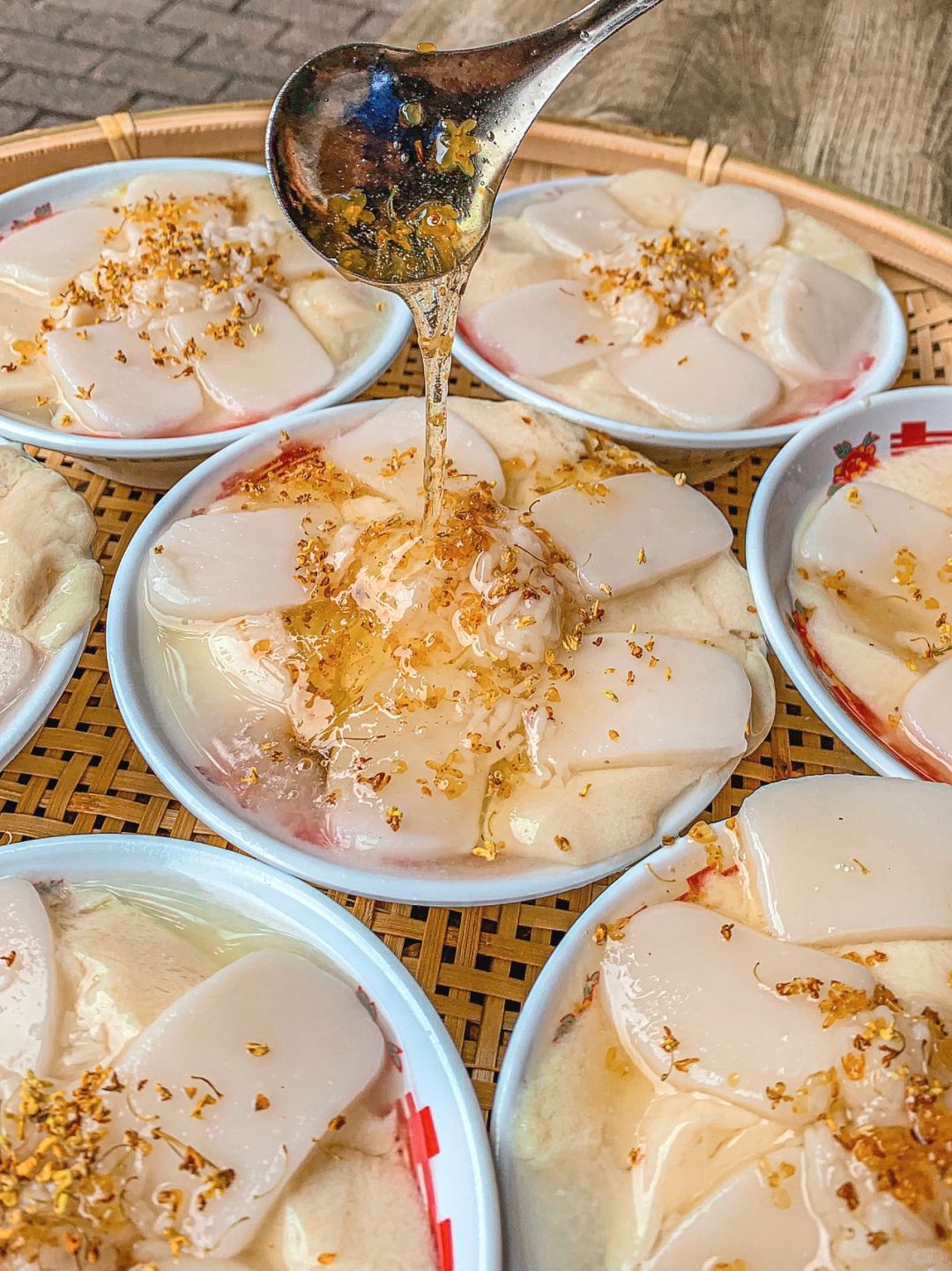 只要1块钱一份!桂花酱酒酿年糕豆花!真的巨巨巨好吃!