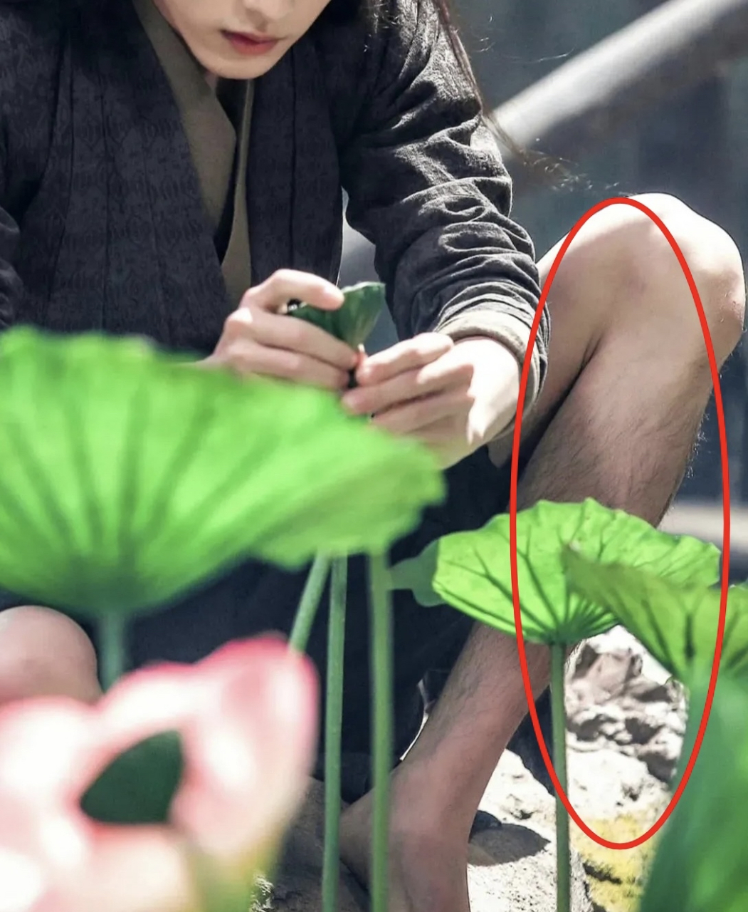 肖战一定没想到,自己的腿毛会意外上镜.