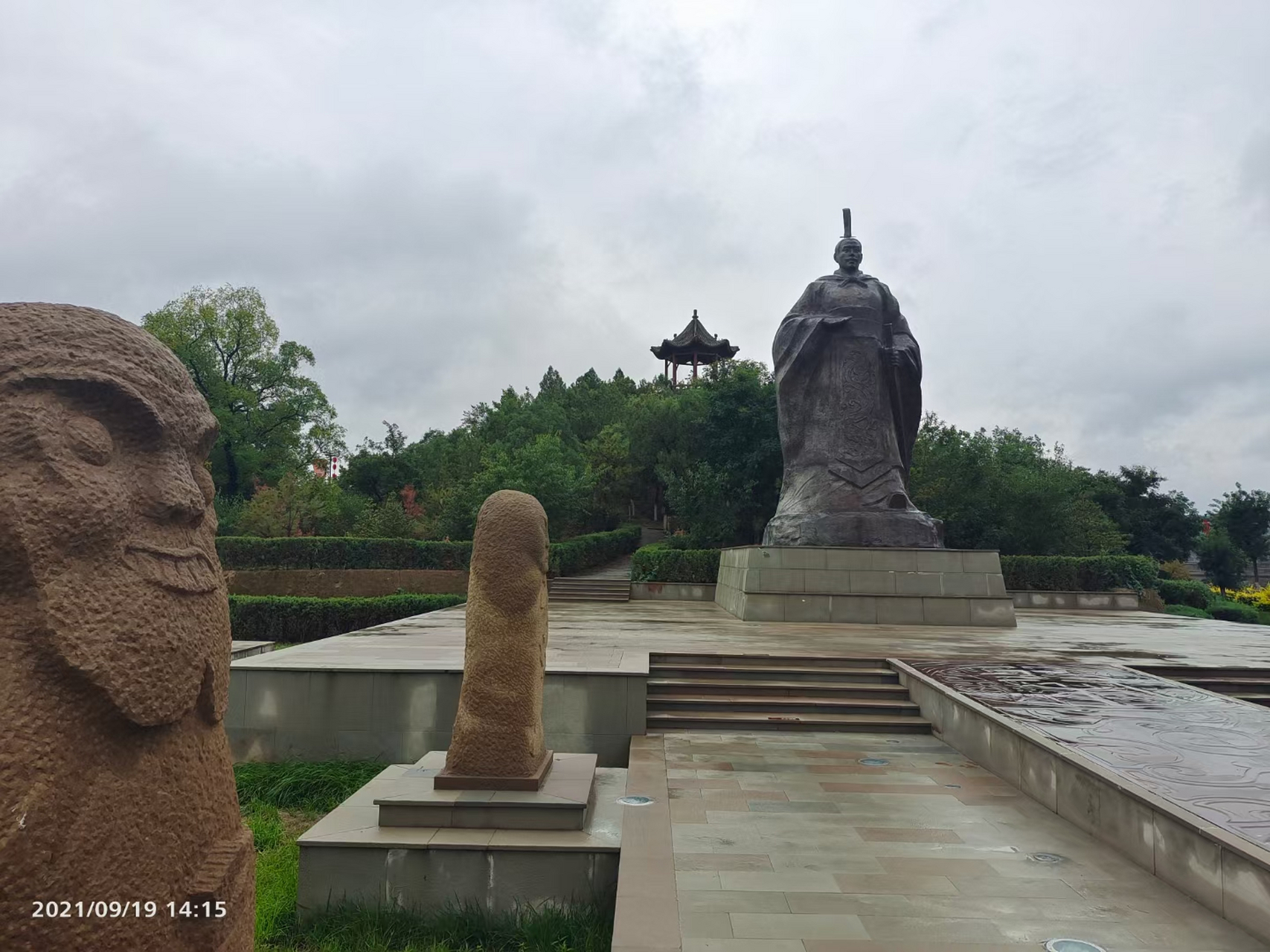 环陕西省旅行第10站: 秦始皇大儿子扶苏墓  位于陕西省绥德县城内疏属