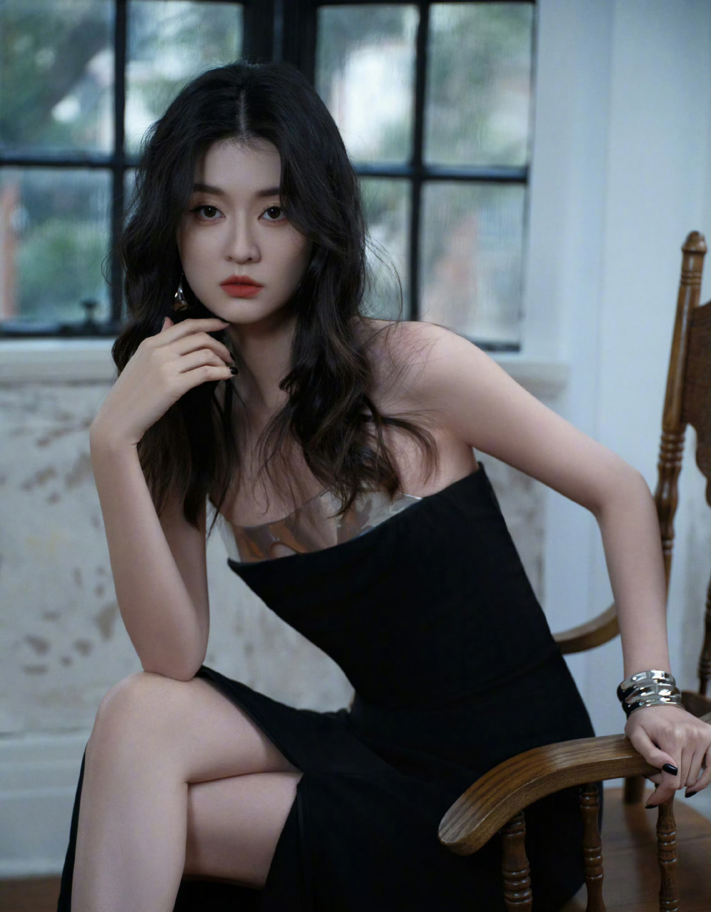 乔欣,黑色抹胸裙,高开叉设计,超显大长腿,身材好精致!