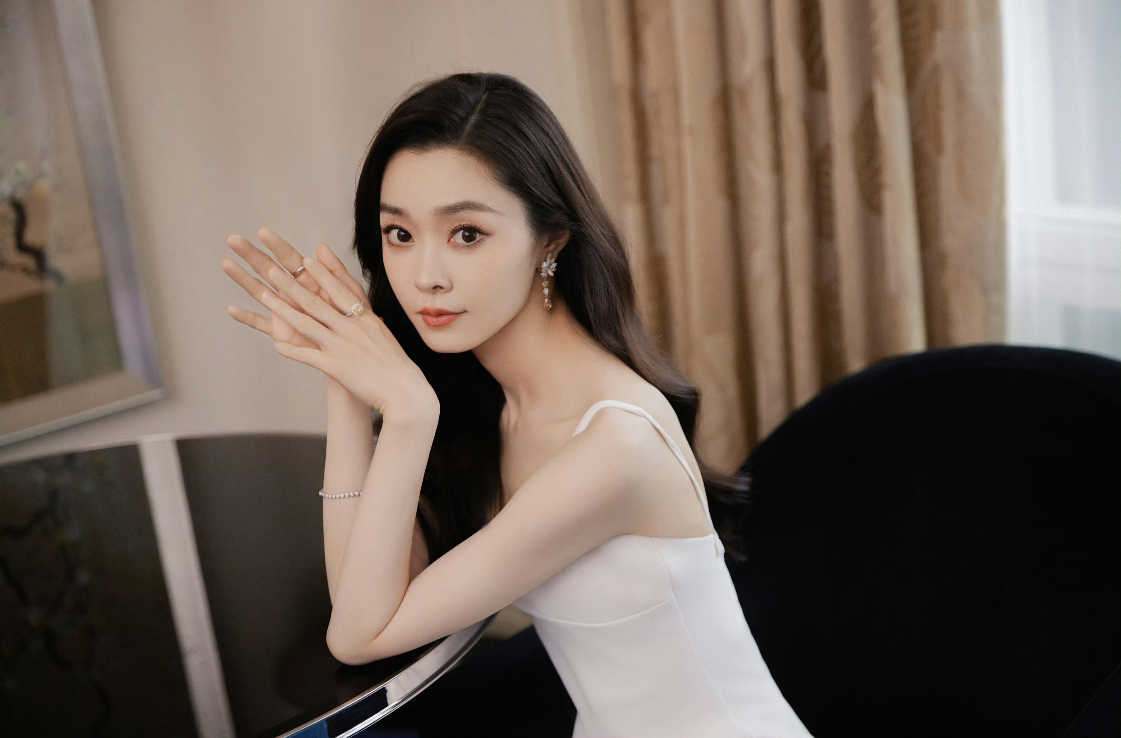 宋轶,白色吊带礼裙,大波浪卷长发披肩,美丽自然!